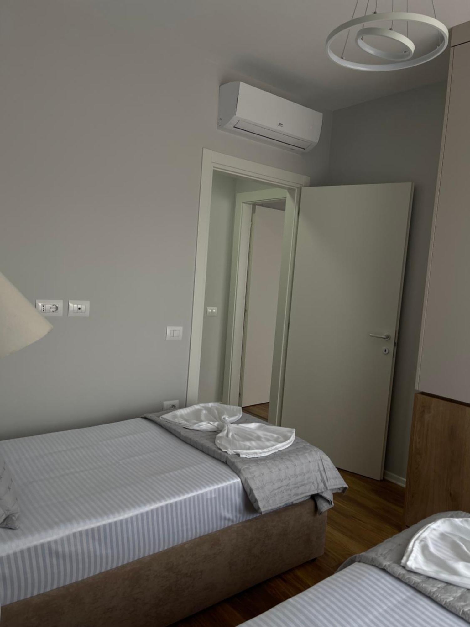New Bazaar, Grand Apartment Tirana Kültér fotó